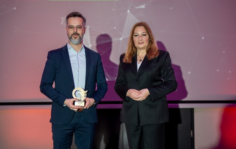 Zdj. Jakub Piniarski, Zastępca Dyrektor Personalnej Kronospan Polska sp. z o.o. odbiera nagrodę z rąk Redaktor Naczelnej Forum Biznesu Anny Biszkowieckiej